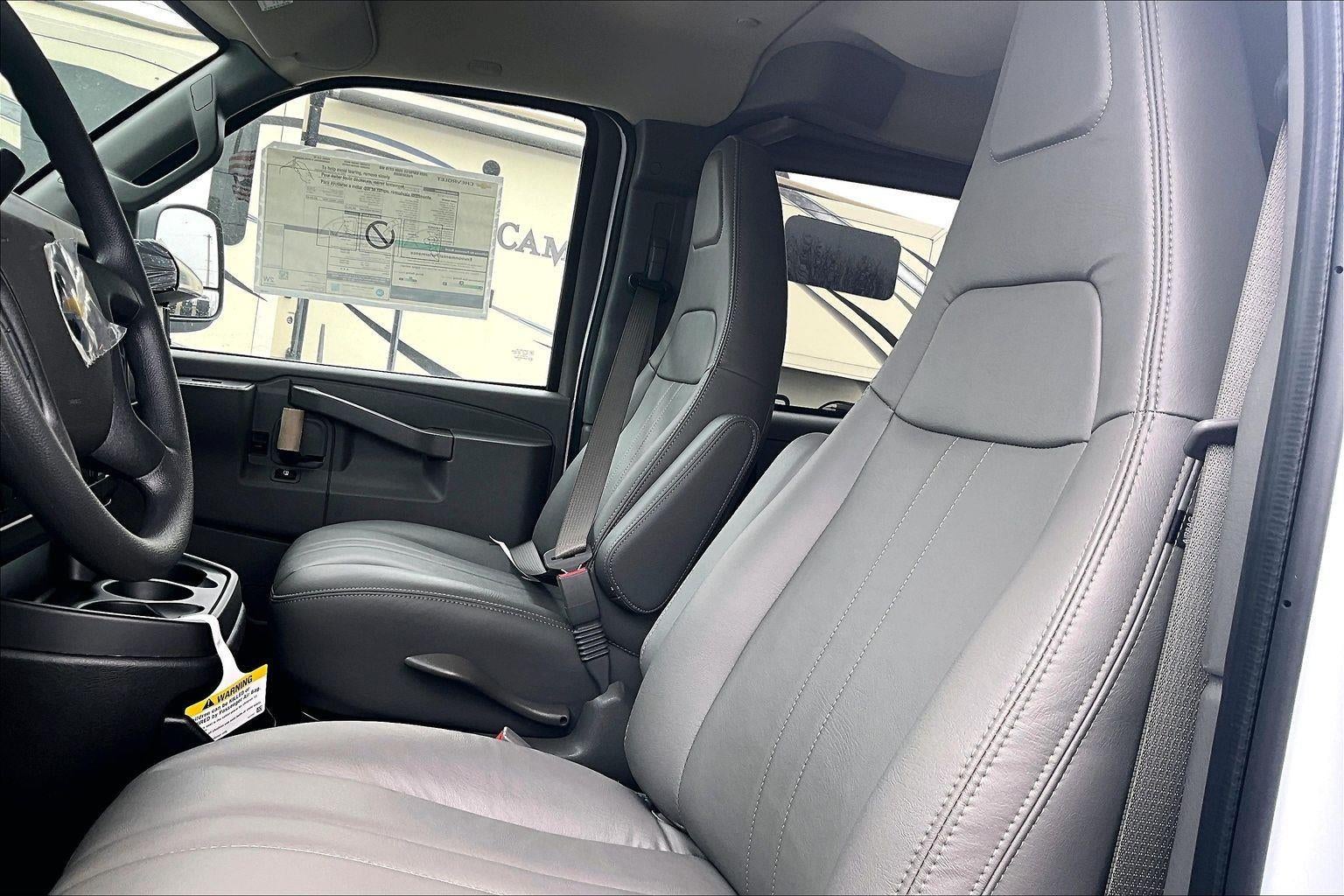 2025 Chevrolet Express Passenger 1LS